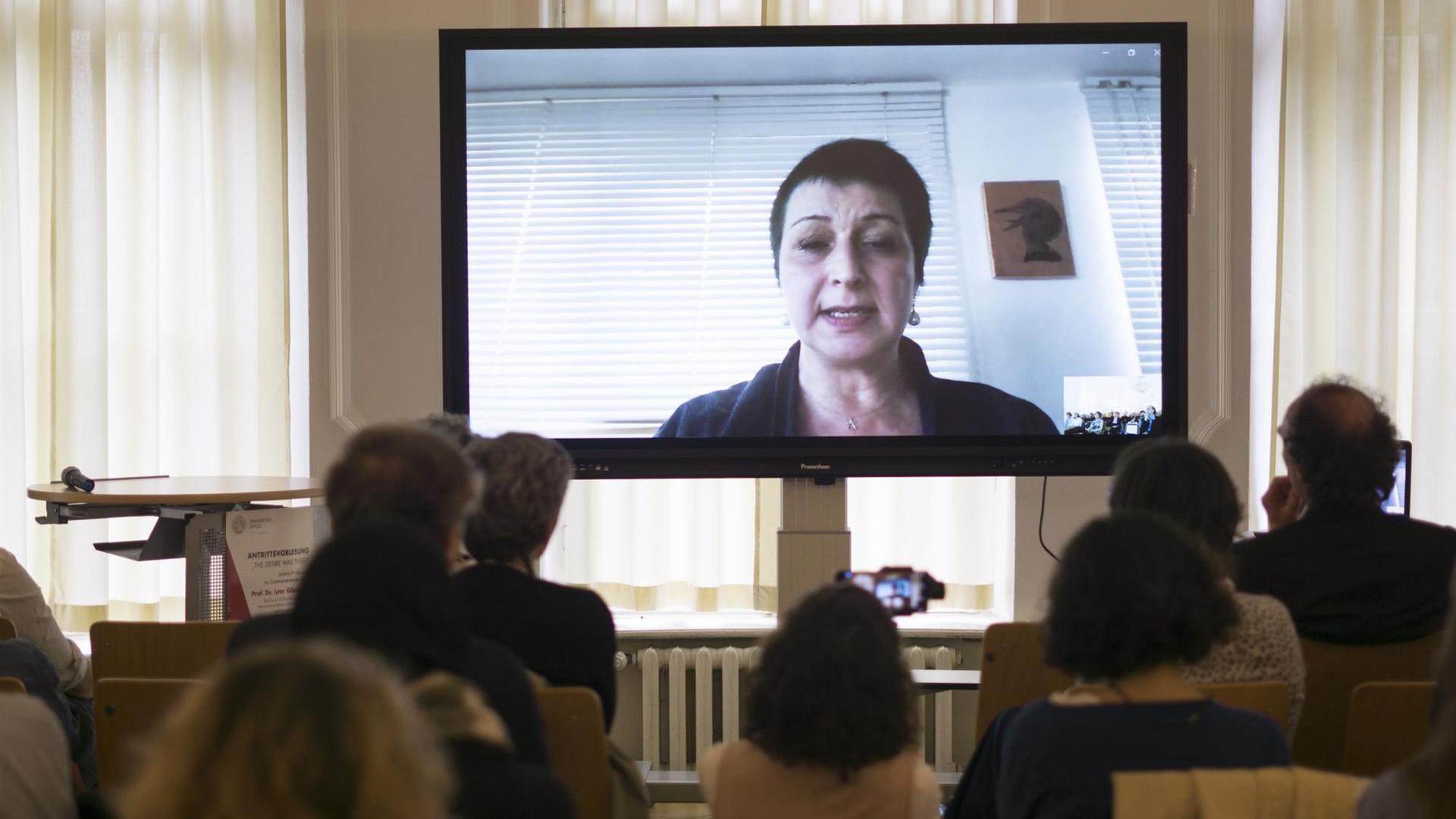 Die türkische Gastprofossorin Istar Gözaydin Savasir ist für ihre Antrittsvorlesung an der Universität Leipzig via Skype zugeschaltet Die türkische Gastprofossorin Istar Gözaydin Savasir ist für ihre Antrittsvorlesung an der Universität Leipzig via Skype zugeschaltet