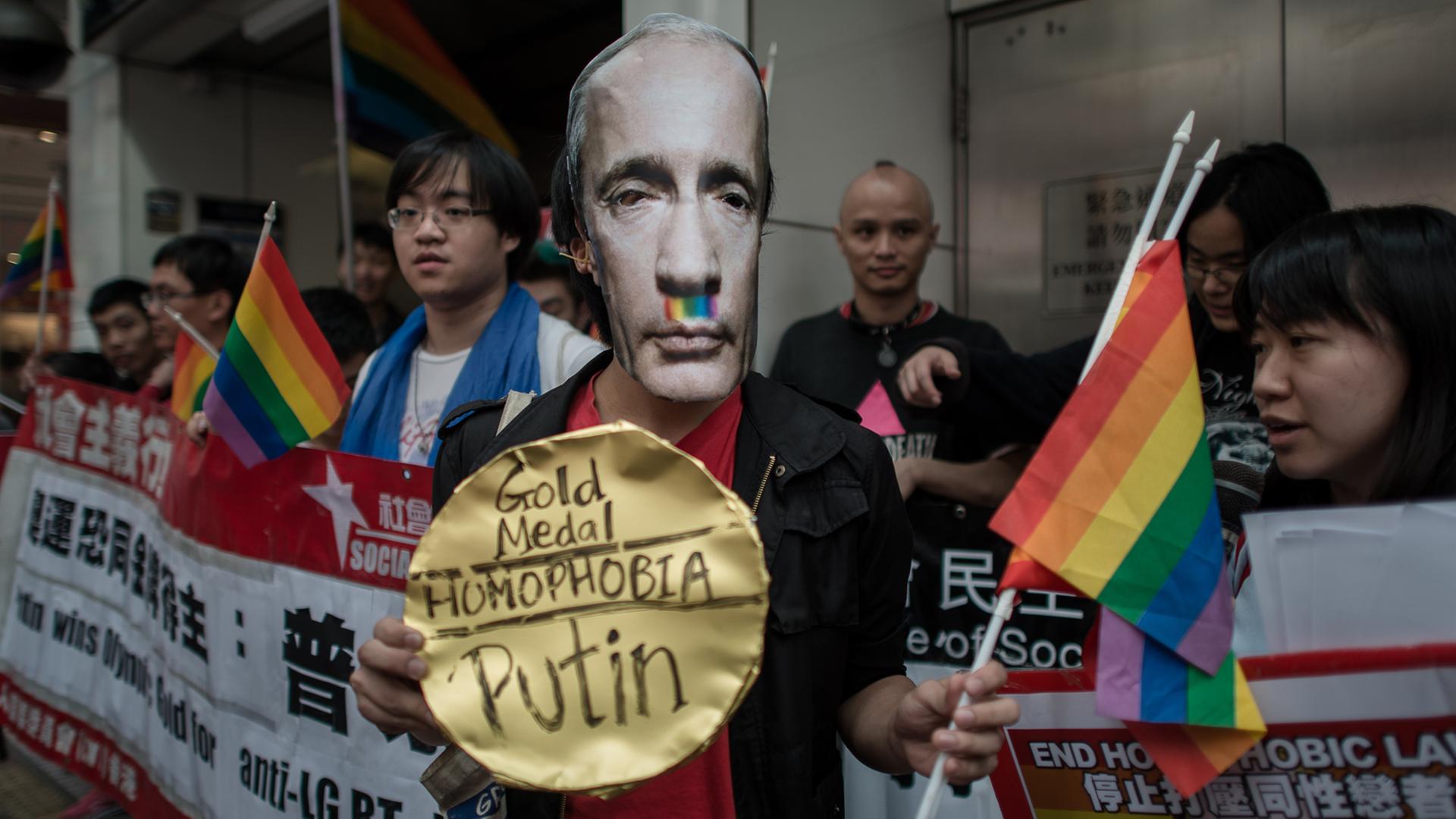 Hongkong: Menschen protestieren anlässlich der Olympischen Winterspiele in Sotschi gegen den russischen Präsidenten Wladimir Putin.