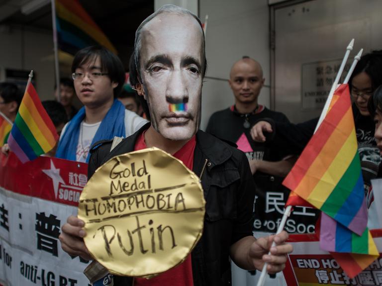 Hongkong: Menschen protestieren anlässlich der Olympischen Winterspiele in Sotschi gegen den russischen Präsidenten Wladimir Putin.