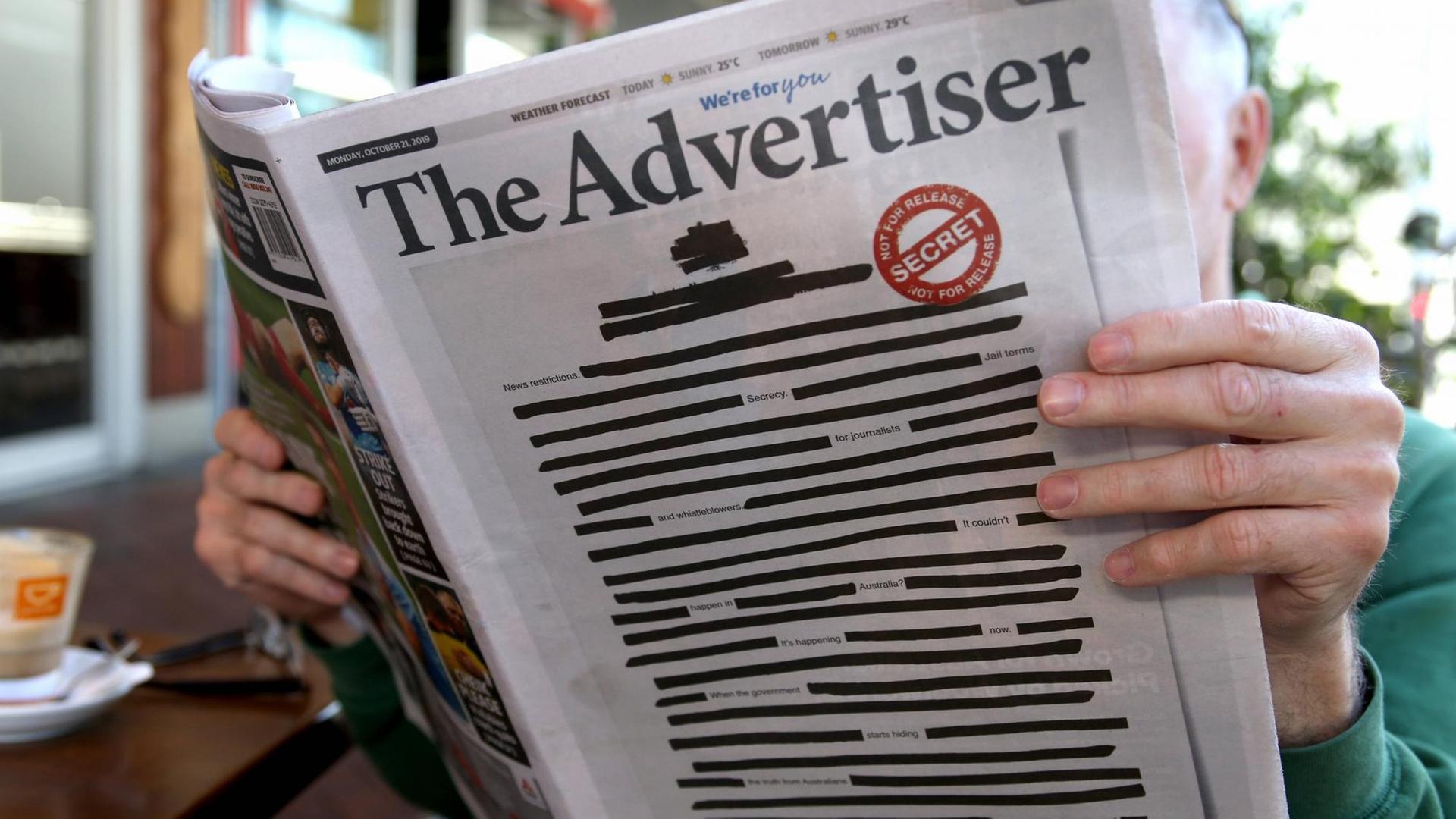 Ein Mann liest die australische Tageszeitung "Adelaide Advertiser", auf deren Titelseite im Oktober 2019 die Artikel geschwärtz sind. Die Zeitung nimmt damit an der Kampagne "Your right to know" teil. Ein Mann liest die australische Tageszeitung "Adelaide Advertiser", auf deren Titelseite im Oktober 2019 die Artikel geschwärtz sind. Die Zeitung nimmt damit an der Kampagne "Your right to know" teil.