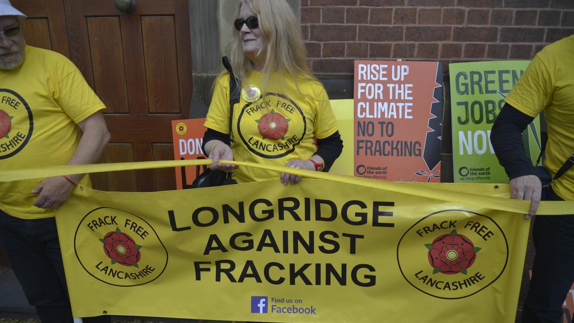 Drei Teilnehmer einer Demonstration gegen das Fracking am 23. Juni 2015 in Preston in England. Drei Teilnehmer einer Demonstration gegen das Fracking am 23. Juni 2015 in Preston in England.