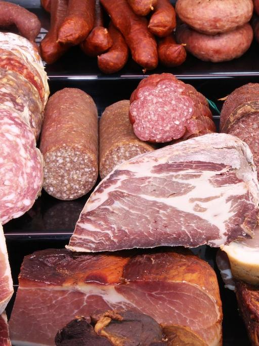 Wursttheke in einer Metzgerei.