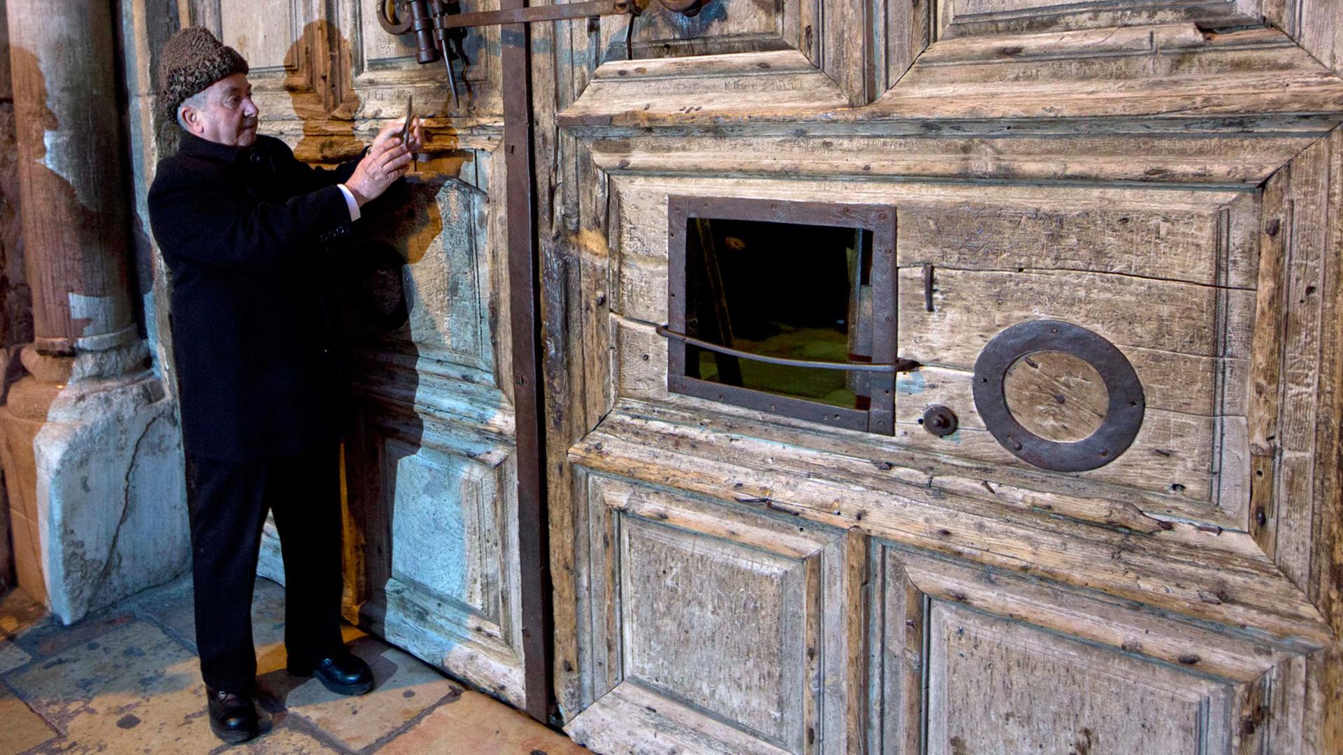 Wajeeh Nuseibeh hütet die Schlüssel zur Grabeskirche in Jerusalem. Wajeeh Nuseibeh hütet die Schlüssel zur Grabeskirche in Jerusalem.