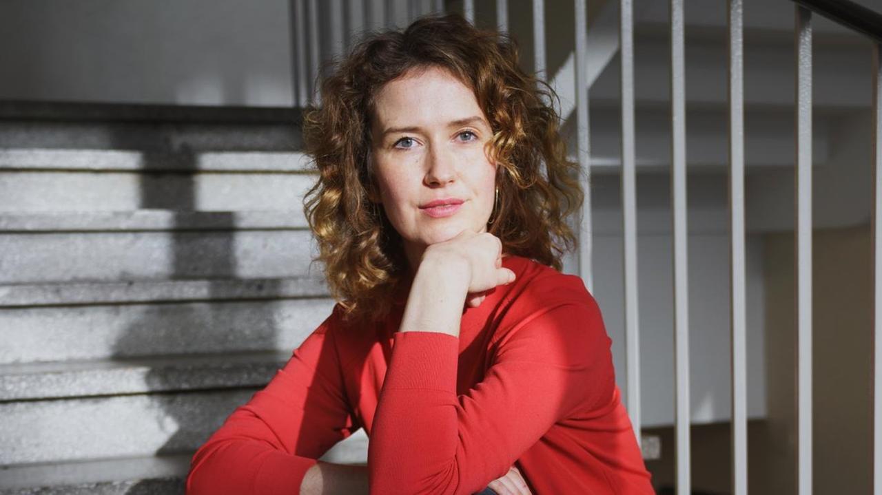 Autorin Katja Lewina sitzt in einem Treppenhaus. Autorin Katja Lewina sitzt in einem Treppenhaus.