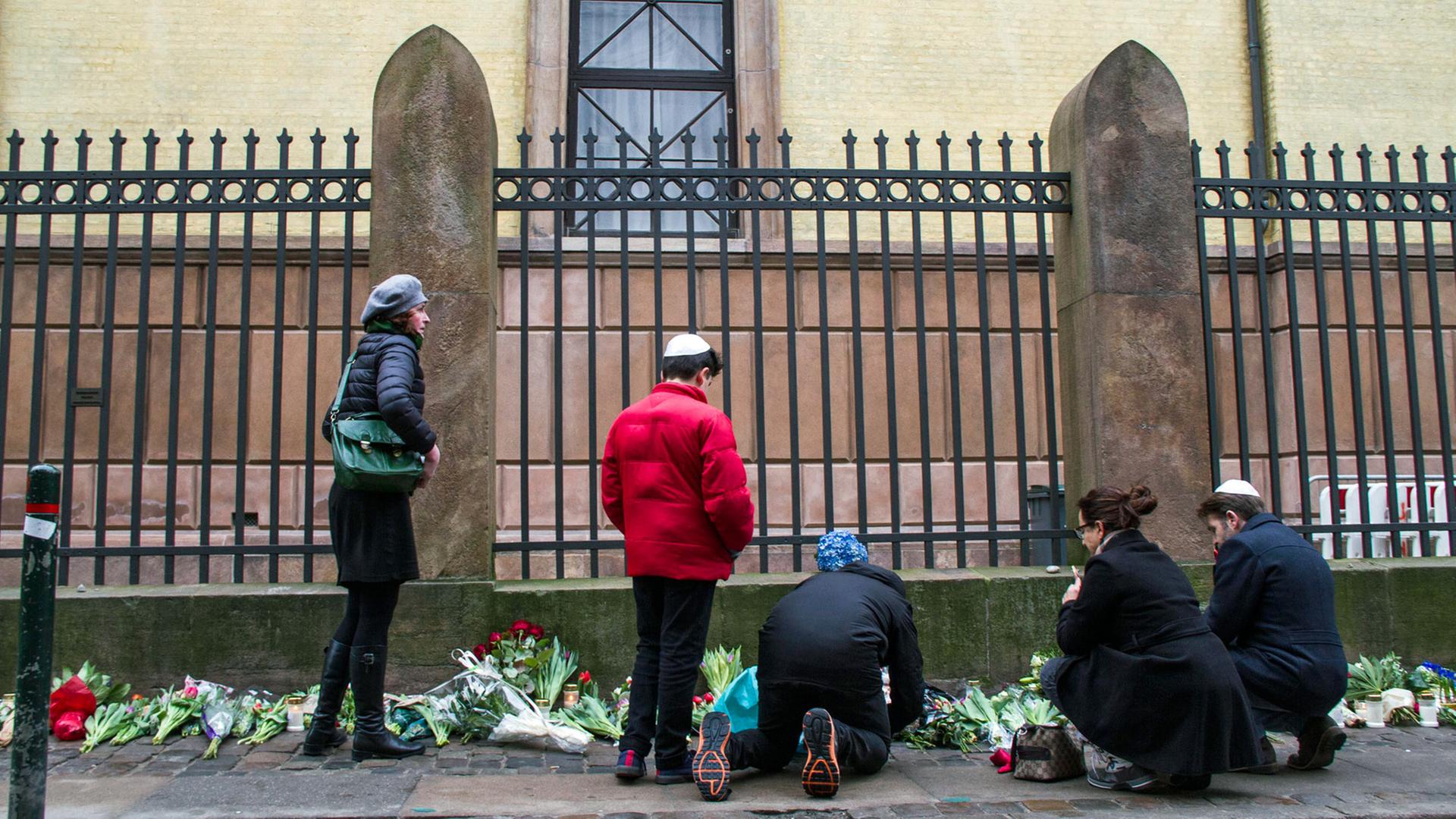 Trauernde legen am 15.2.2015 Blumen für die Menschen nieder, die bei einem Anschlag auf die Synagoge im Zentrum der dänischen Hauptstadt Kopenhagen getötet wurden.