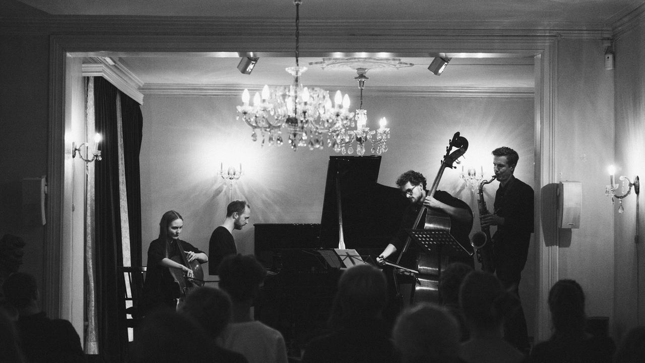 Schwarz-weiß-Foto vom Keno Harriehausen Quartet im Konzert Schwarz-weiß-Foto vom Keno Harriehausen Quartet im Konzert