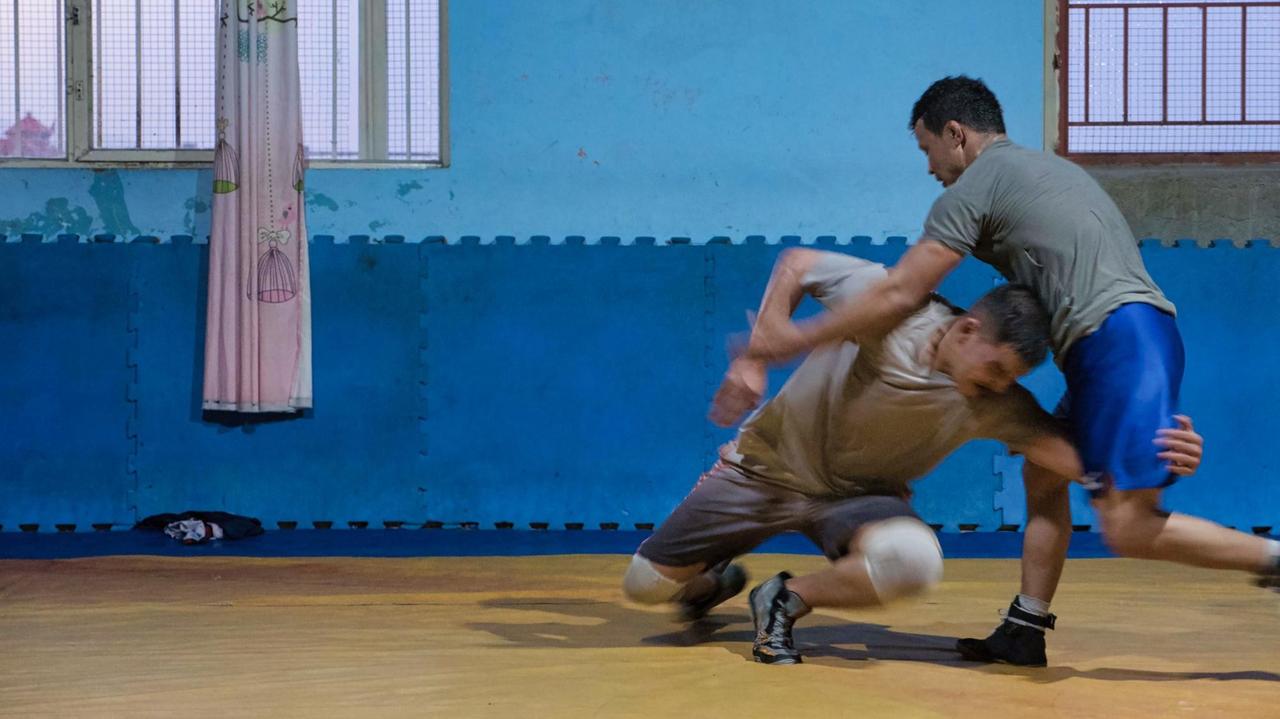 Zwei Männer ringen im Trainingsraum des Ringerklubs Maiwand in Kabul miteinander Zwei Männer ringen im Trainingsraum des Ringerklubs Maiwand in Kabul miteinander