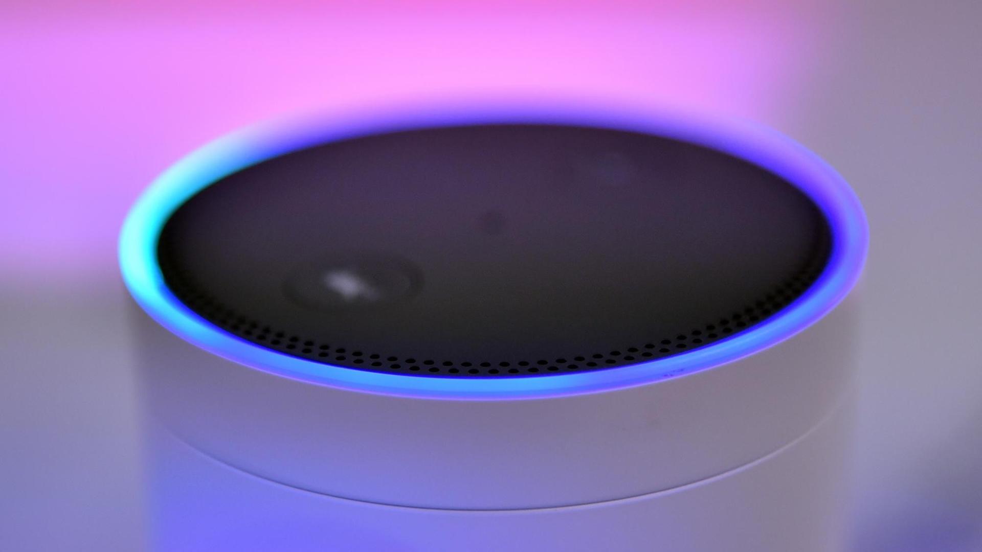 Der Lautsprecher Amazon Echo - Alexa Voice Service steht am 01.09.2017 auf der IFA in Berlin und ist in lila Licht getaucht Der Lautsprecher Amazon Echo - Alexa Voice Service steht am 01.09.2017 auf der IFA in Berlin und ist in lila Licht getaucht