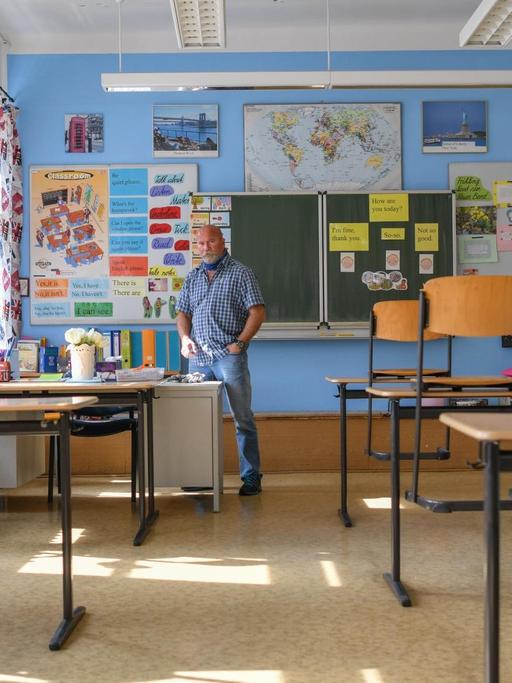 Ein Klassenraum in einer Hauptschule in Düsseldorf. Auf der Tafel steht mit Kreide geschrieben Corona-Ferien.