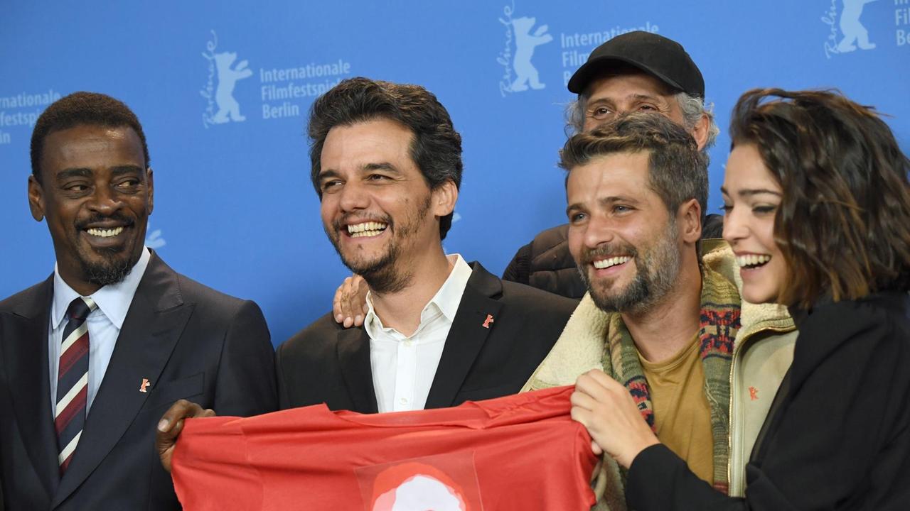 15.02.2019, Berlin: 69. Berlinale, Photocall "Marighella", Wettbewerb: Seu Jorge (l-r), Schauspieler, Wagner Moura, Regisseur, Bruno Gagliasso, Schauspieler und die Schauspielerin Bella Camero 15.02.2019, Berlin: 69. Berlinale, Photocall "Marighella", Wettbewerb: Seu Jorge (l-r), Schauspieler, Wagner Moura, Regisseur, Bruno Gagliasso, Schauspieler und die Schauspielerin Bella Camero