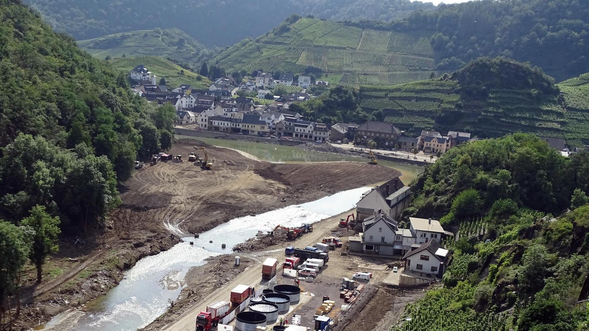 Das Bild zeigt das Ahrtal. Unten im Tal sieht man die Aufräum-Arbeiten. Das Bild zeigt das Ahrtal. Unten im Tal sieht man die Aufräum-Arbeiten.