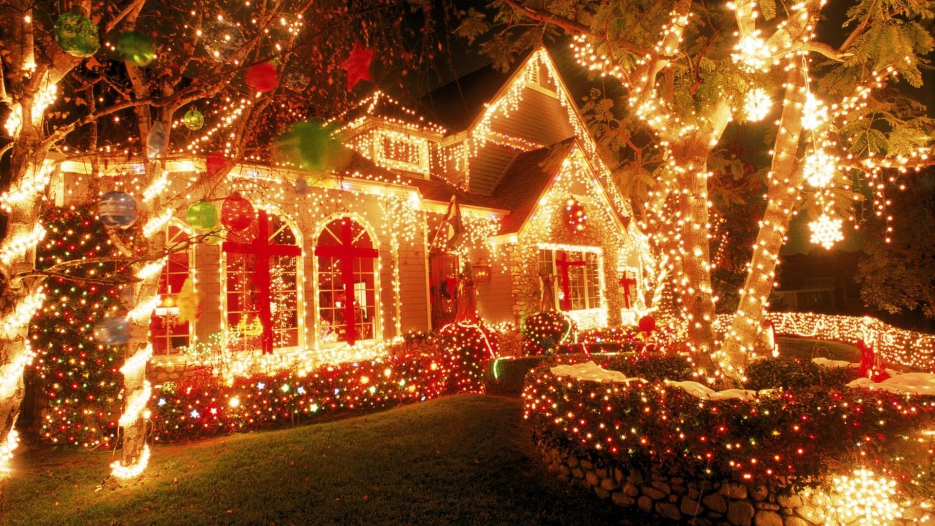 Ein weihnachtlich beleuchtetes Haus in Kalifornien. Ein weihnachtlich beleuchtetes Haus in Kalifornien.