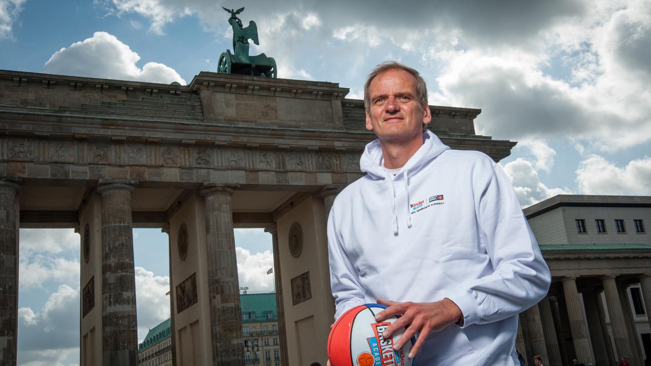 Henning Harnisch, Vize-Präsident des Basketball-Bundesligisten ALBA Berlin, steht am 19.08.2014 vor dem Brandenburger Tor in Berlin. Henning Harnisch, Vize-Präsident des Basketball-Bundesligisten ALBA Berlin, steht am 19.08.2014 vor dem Brandenburger Tor in Berlin.