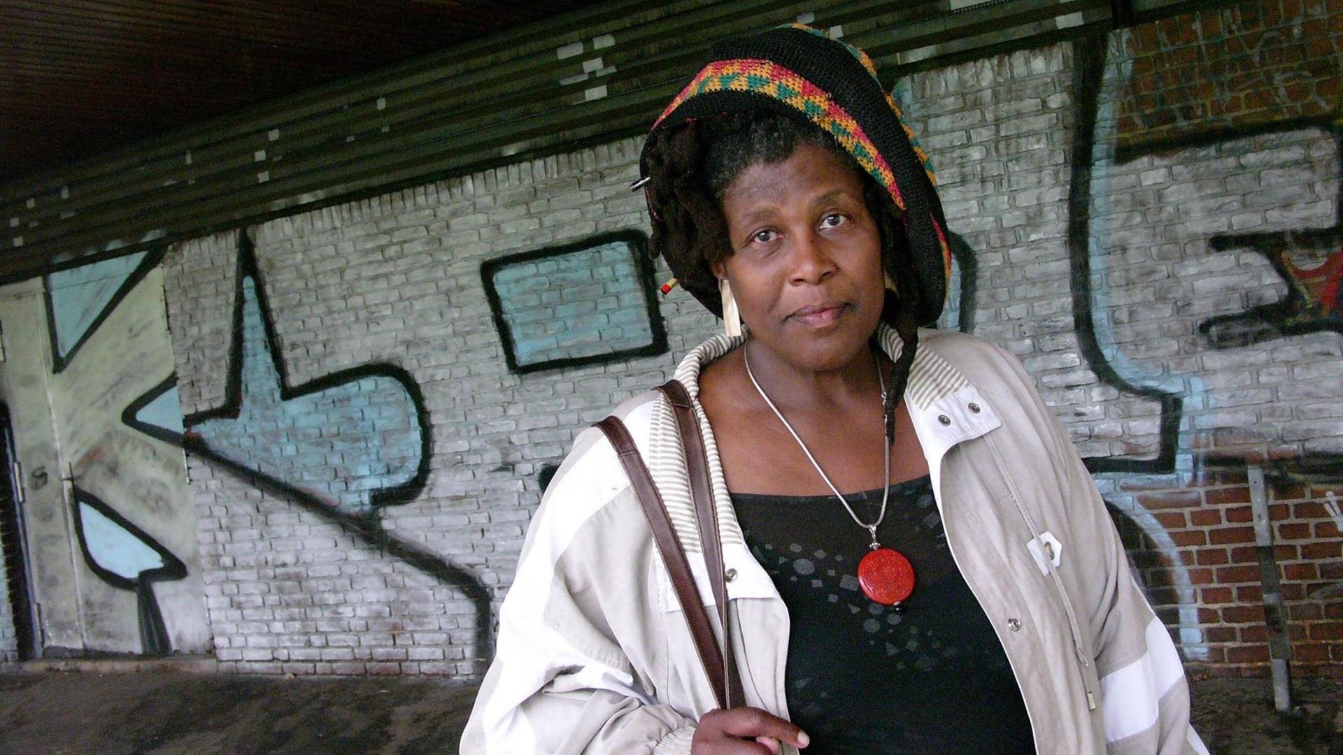 Lyrikerin Wanda Coleman vor einem Graffito in einer Unterführung.