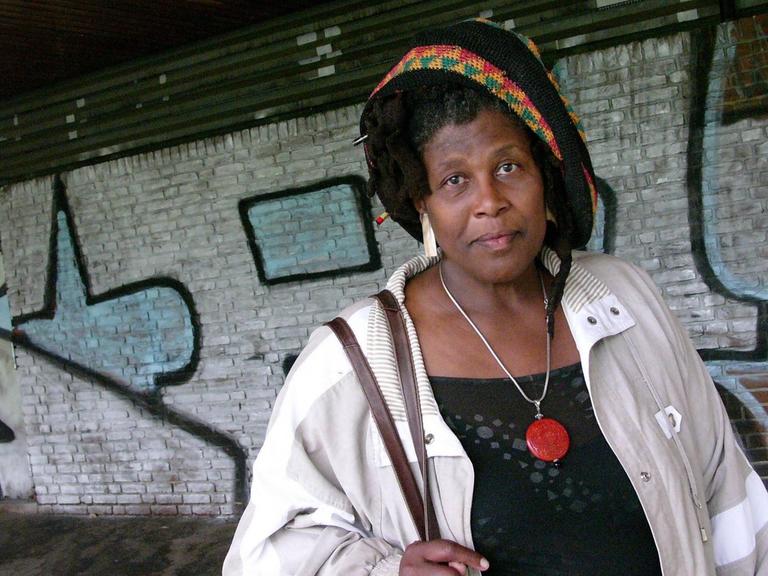 Lyrikerin Wanda Coleman vor einem Graffito in einer Unterführung.