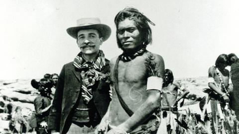 Der Kulturwissenschaftler Aby Warburg mit einem Pueblo-Indianer