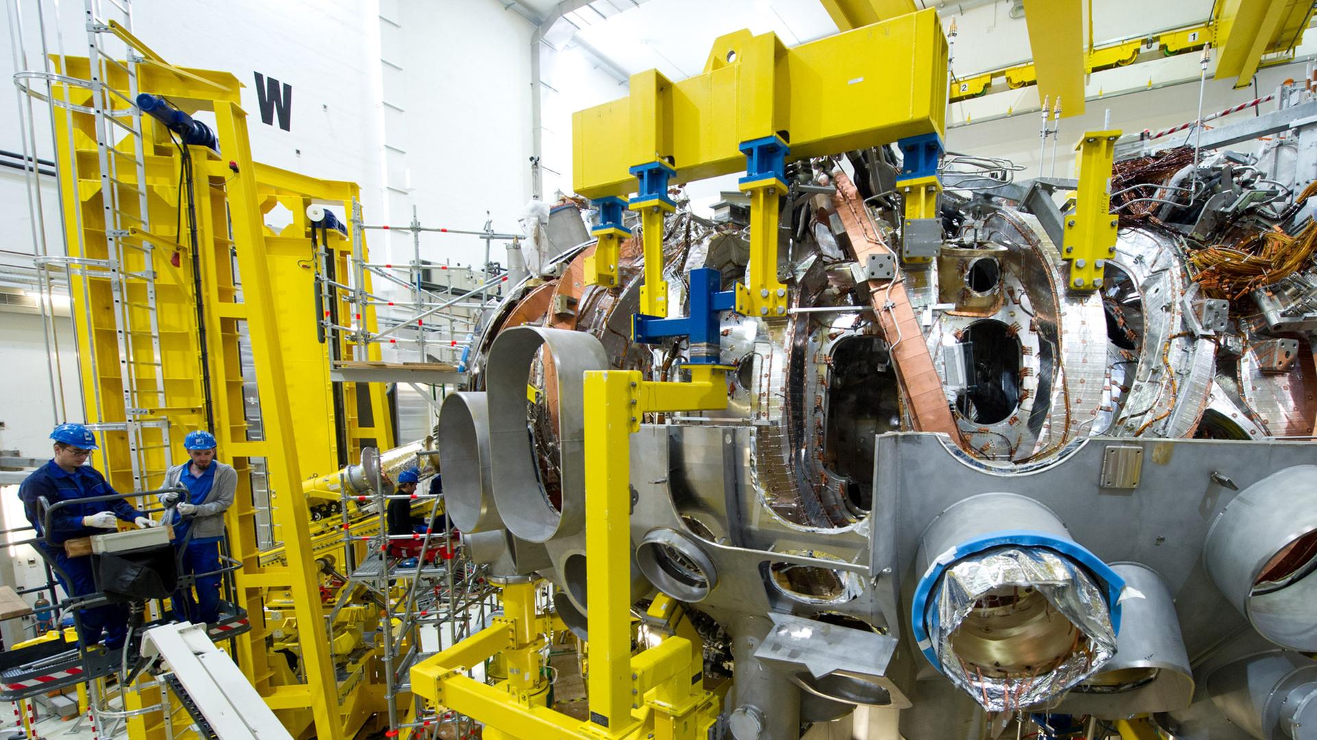 Monteure arbeiten im Max-Planck-Institut für Plasmaphysik (IPP) in Greifswald am Forschungsreaktor "Wendelstein 7-X" an dem fünften Modul Monteure arbeiten im Max-Planck-Institut für Plasmaphysik (IPP) in Greifswald am Forschungsreaktor "Wendelstein 7-X" an dem fünften Modul