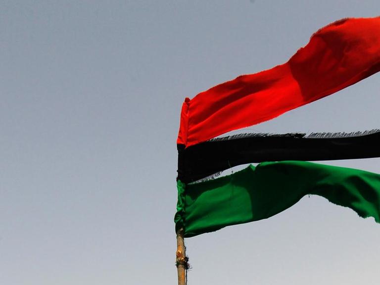 Die zerfetzte libysche Flagge, befestigt an einem LKW.