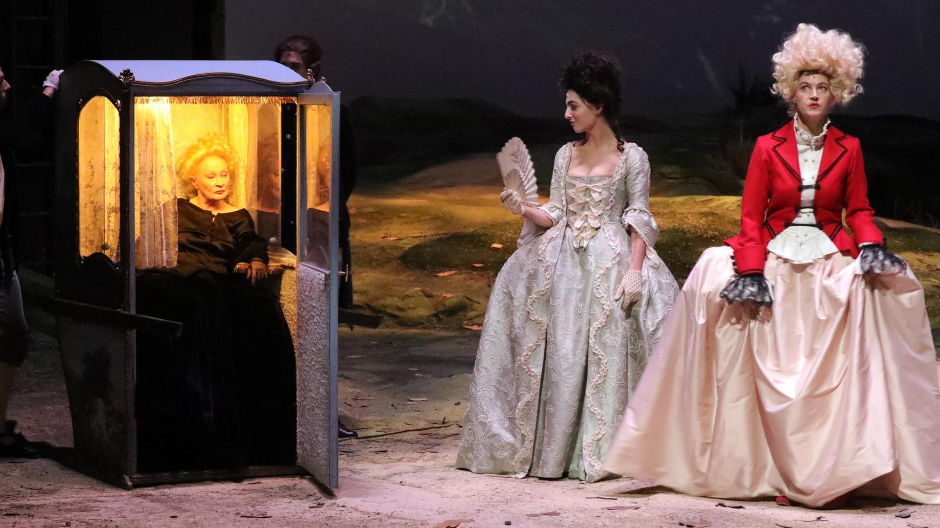 Die Schauspielerinnen Ingrid Caven, Leonie Jenning und Anne Tismer während einer Fotoprobe zur Uraufführung des Stücks 'Liberté' von Albert Serra in der Volksbühne Berlin. Die Schauspielerinnen Ingrid Caven, Leonie Jenning und Anne Tismer während einer Fotoprobe zur Uraufführung des Stücks 'Liberté' von Albert Serra in der Volksbühne Berlin.