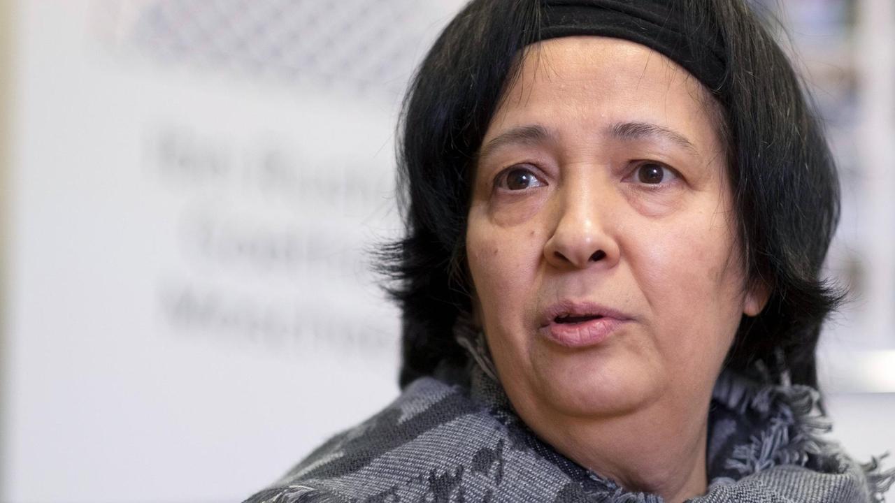 Die Menschenrechtsaktivistin und Gruenderin der liberalen Berliner Ibn-Rushd-Goethe Moschee, Seyran Ates, am 14.01.2020 bei einem Interview mit dem Evangelischen Pressedienst epd in der Moschee. Die Berliner Rechtsanwaeltin hat sich fuer eine bundeseinheitliche Regelung fuer religioese Symbole im oeffentlichen Dienst ausgesprochen. Aktuell ist die Rechtslage unertraeglich, egal ob ich fuer oder gegen ein Kopftuchverbot bin , sagte Ates dem Evangelischen Pressedienst epd in Berlin. Hintergrund sind unterschiedliche Regelungen zu religioesen Symbolen, etwa bei Lehrerinnen in den einzelnen Bundeslaendern. Diese Rechtslage ist fuer einen demokratischen Rechtsstaat ungesund , betonte Ates. Siehe epd-Gespraech vom 02.02.2020 Seyran Ates fuer bundeseinheitliche Kopftuch-Regelung *** The human rights activist and founder of the liberal Be Copyright: epd-bild/RolfxZoellner Die Menschenrechtsaktivistin und Gruenderin der liberalen Berliner Ibn-Rushd-Goethe Moschee, Seyran Ates, am 14.01.2020 bei einem Interview mit dem Evangelischen Pressedienst epd in der Moschee. Die Berliner Rechtsanwaeltin hat sich fuer eine bundeseinheitliche Regelung fuer religioese Symbole im oeffentlichen Dienst ausgesprochen. Aktuell ist die Rechtslage unertraeglich, egal ob ich fuer oder gegen ein Kopftuchverbot bin , sagte Ates dem Evangelischen Pressedienst epd in Berlin. Hintergrund sind unterschiedliche Regelungen zu religioesen Symbolen, etwa bei Lehrerinnen in den einzelnen Bundeslaendern. Diese Rechtslage ist fuer einen demokratischen Rechtsstaat ungesund , betonte Ates. Siehe epd-Gespraech vom 02.02.2020 Seyran Ates fuer bundeseinheitliche Kopftuch-Regelung *** The human rights activist and founder of the liberal Be Copyright: epd-bild/RolfxZoellner