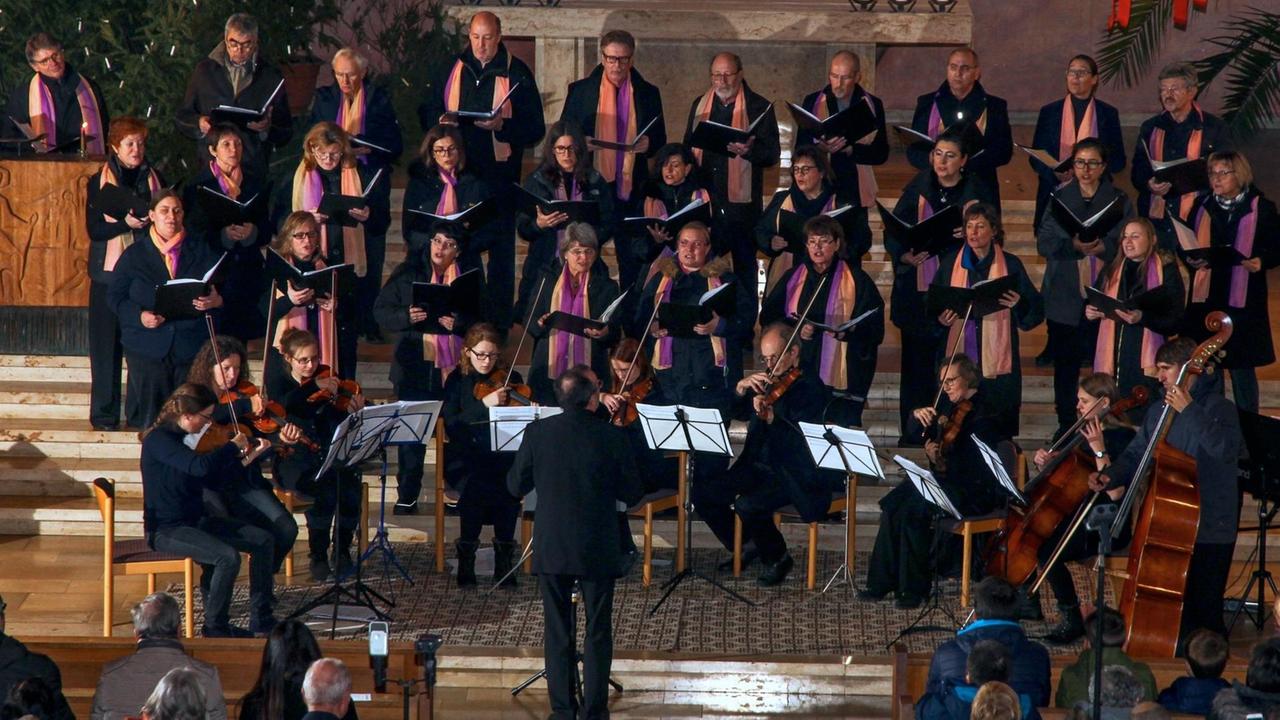 Der Chor singt bei einem Weihnachtskonzert in der Kirche.