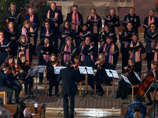 Der Chor singt bei einem Weihnachtskonzert in der Kirche.