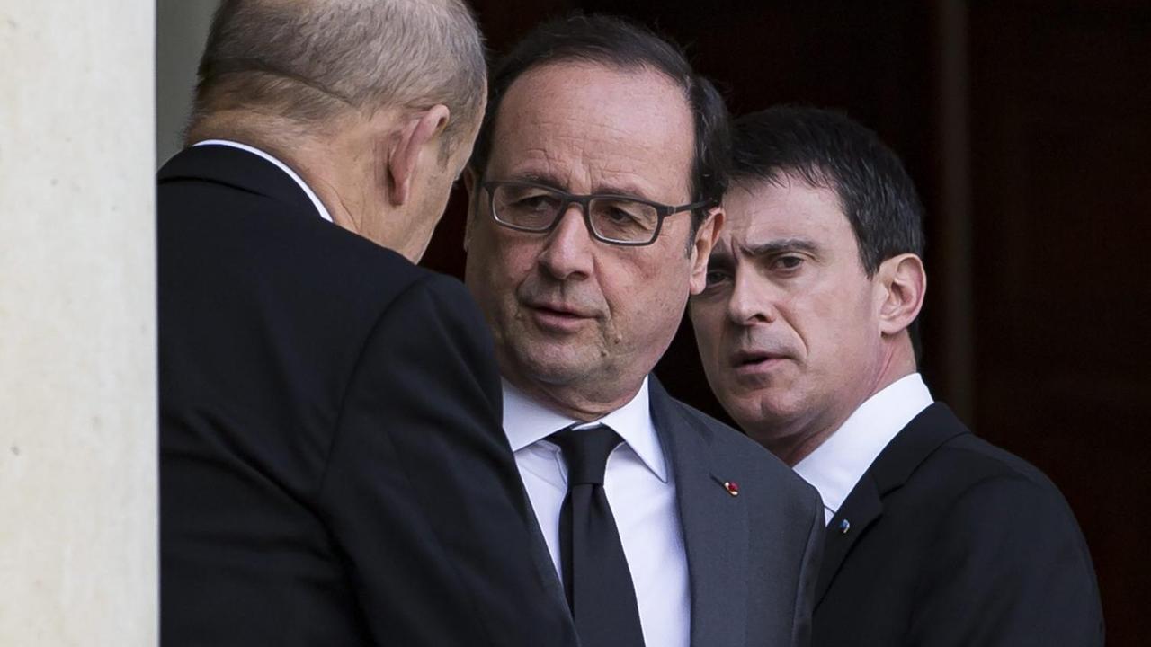 Belgiens Verteidigungsminister Jean-Yves Le Drian, Frankreichs Präsident Francois Hollande und Frankreichs Premierminister Manuel Valls. Belgiens Verteidigungsminister Jean-Yves Le Drian, Frankreichs Präsident Francois Hollande und Frankreichs Premierminister Manuel Valls.