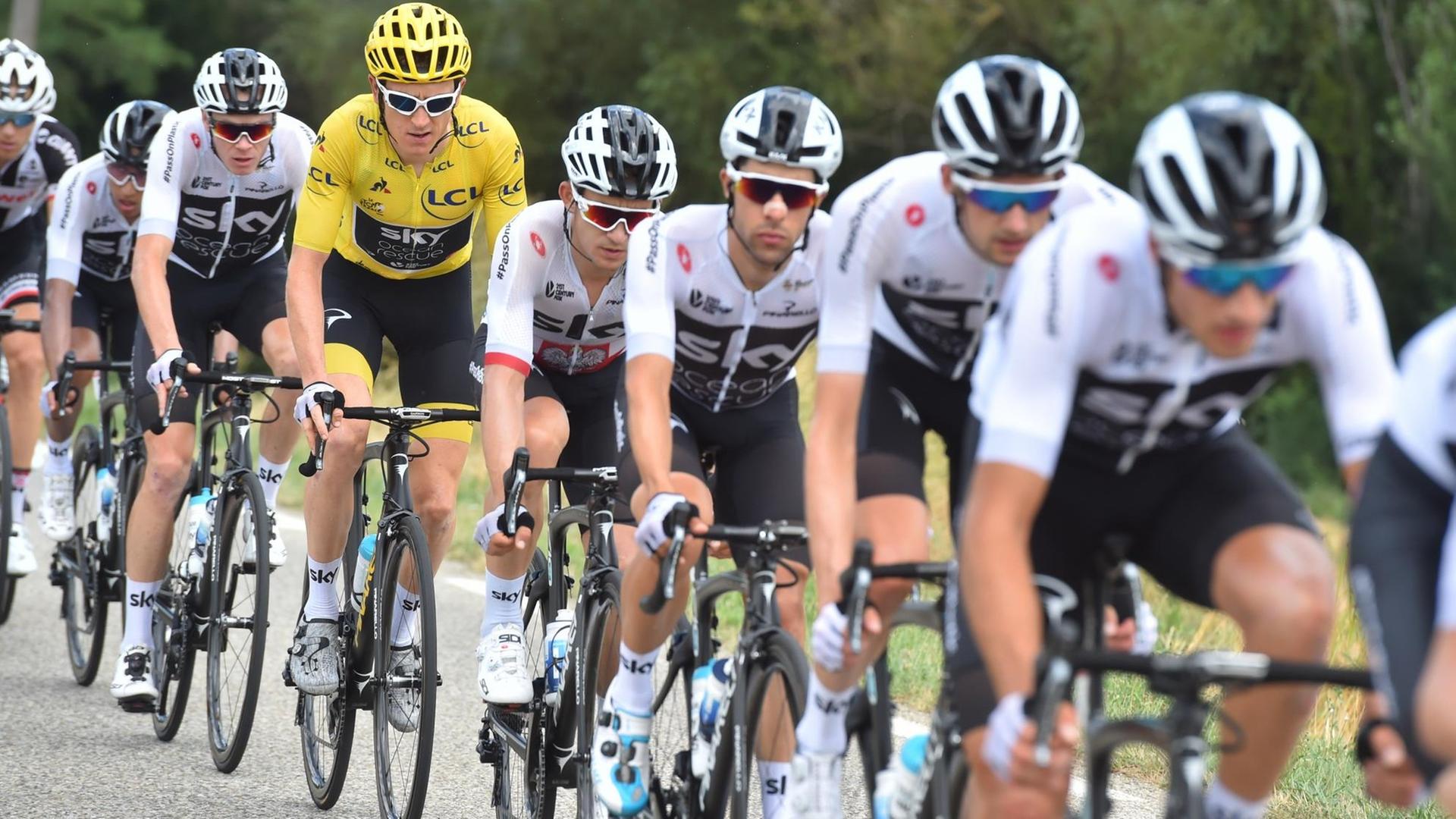 Der Brite Geraint Thomas bei der 14. Etappe im gelben Trikot