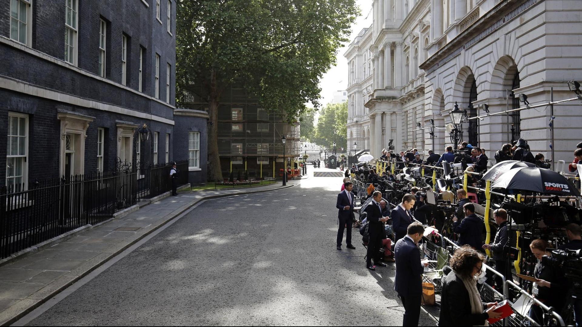 Spannung am Morgen nach der Wahl: Medienvertreter an der Downing Street 10, der offiziellen Residenz von Großbritanniens Premierministerin Theresa May in der Londoner Innenstadt. Spannung am Morgen nach der Wahl: Medienvertreter an der Downing Street 10, der offiziellen Residenz von Großbritanniens Premierministerin Theresa May in der Londoner Innenstadt.