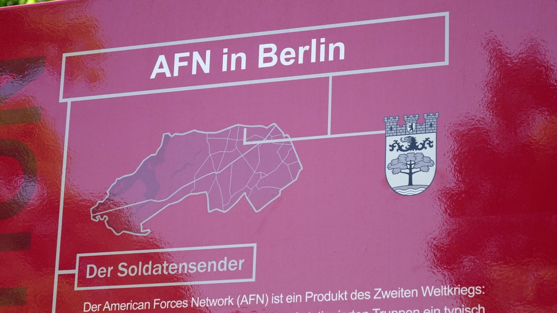 13.05.2018, Dahlem, Podbielskiallee, Berlin, Eine Informationstafel steht vor dem ehemaligen AFN Gebäude. 13.05.2018, Dahlem, Podbielskiallee, Berlin, Eine Informationstafel steht vor dem ehemaligen AFN Gebäude.