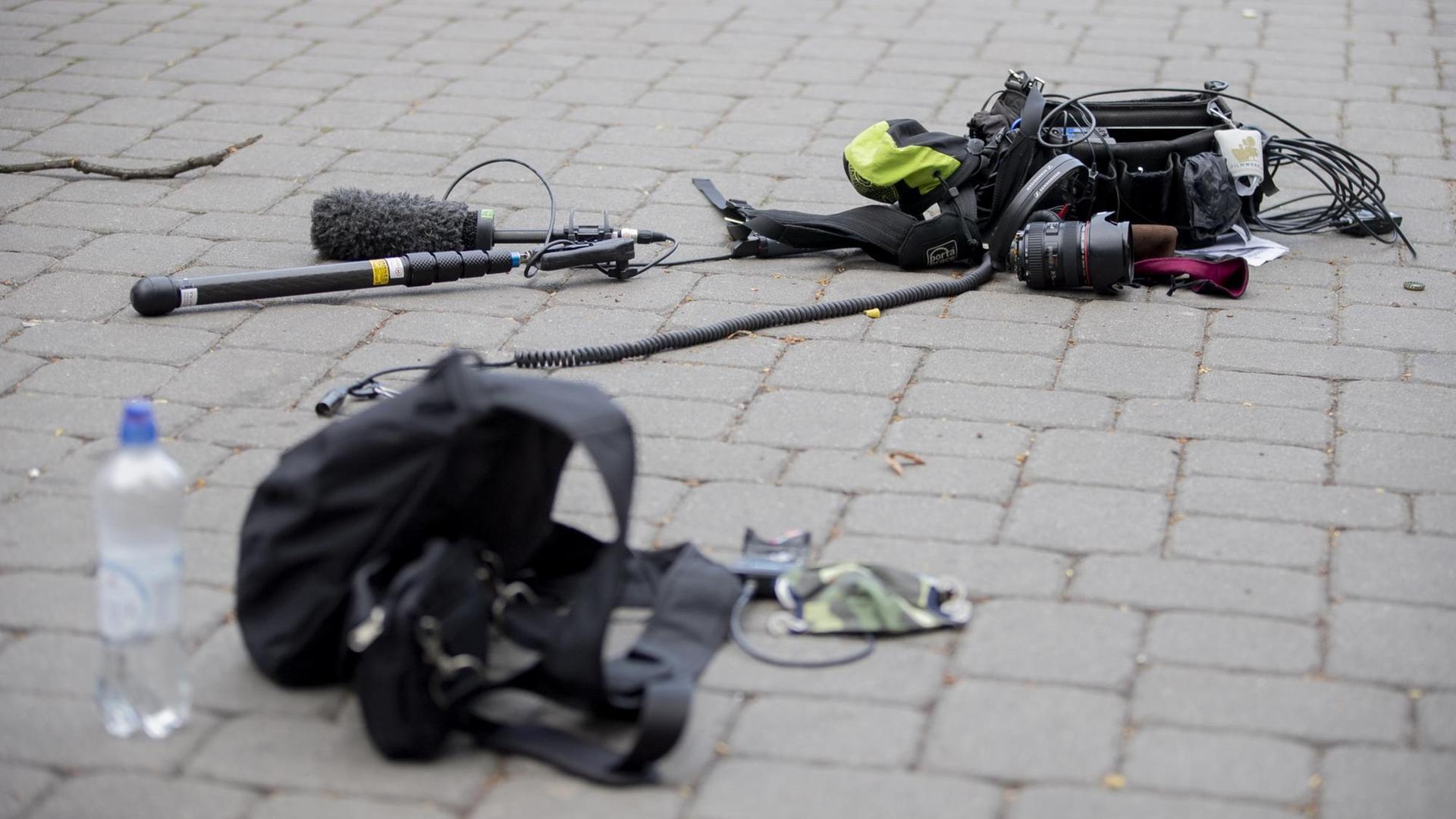 Berlin: Die Ausrüstung eines Kamerateams liegt nach einem Übergriff zwischen Alexanderplatz und Hackescher Markt auf dem Boden.