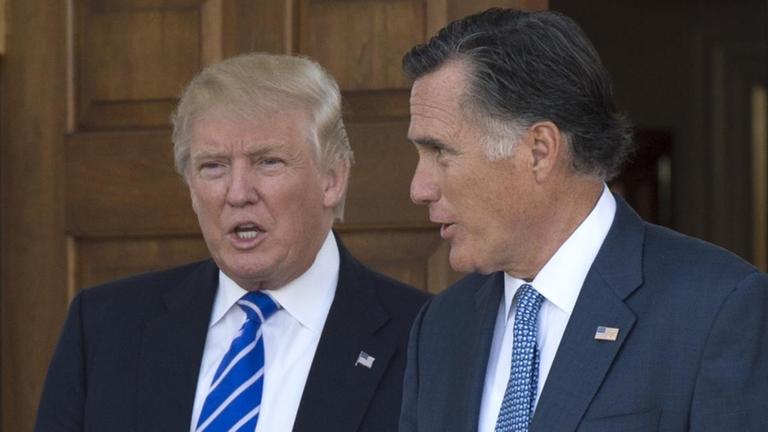 Mitt Romney (rechts) und Amerikas künftiger Präsident Donald Trump verlassen das Clubhaus des Trump National Golf Club nach einem Treffen Mitt Romney (rechts) und Amerikas künftiger Präsident Donald Trump verlassen das Clubhaus des Trump National Golf Club nach einem Treffen