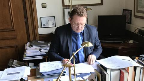 Andreas Hollstein, Bürgermeister von Altena, am Schreibtisch in seinem Büro.