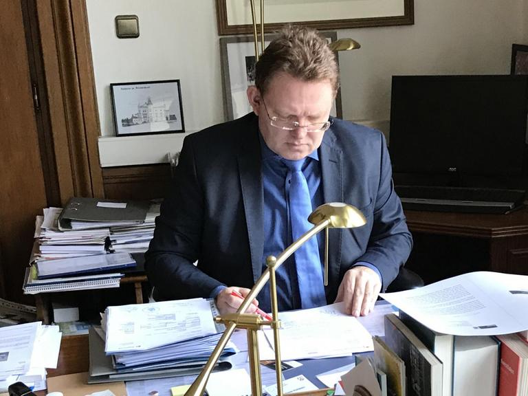 Andreas Hollstein, Bürgermeister von Altena, am Schreibtisch in seinem Büro.