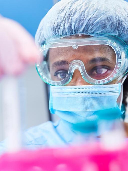 Ein Mediziner untersucht Covid-19-Proben im Labor auf Mutationen und Gensequenzen