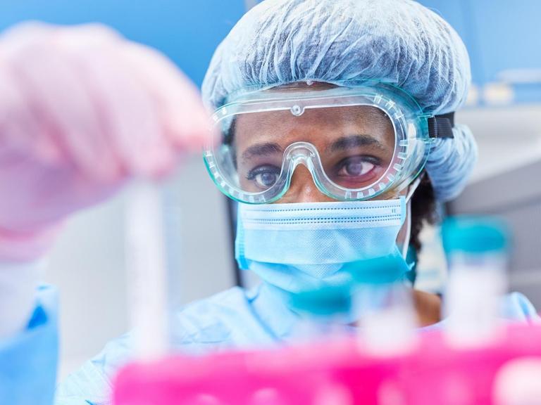 Ein Mediziner untersucht Covid-19-Proben im Labor auf Mutationen und Gensequenzen
