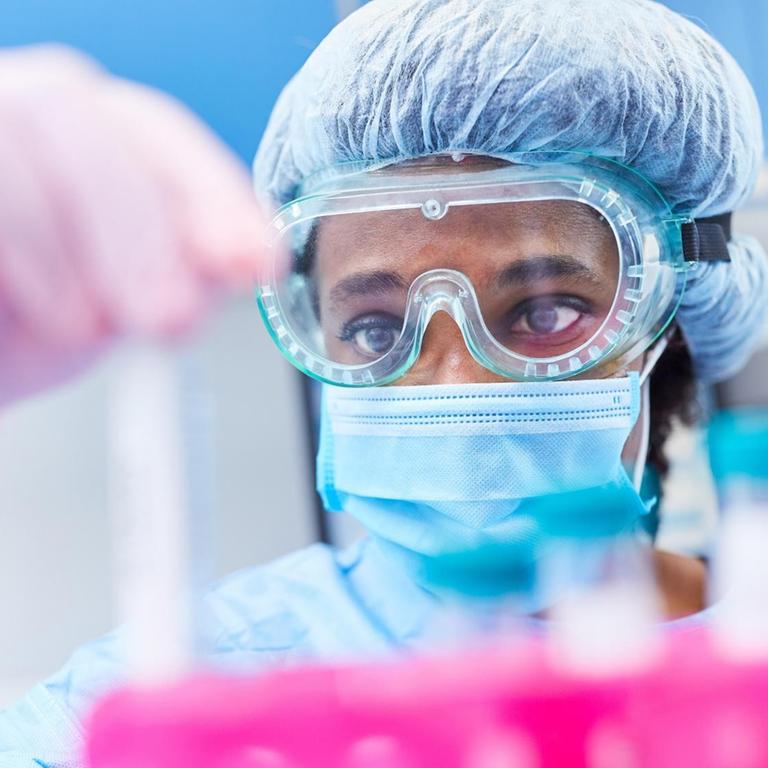 Ein Mediziner untersucht Covid-19-Proben im Labor auf Mutationen und Gensequenzen