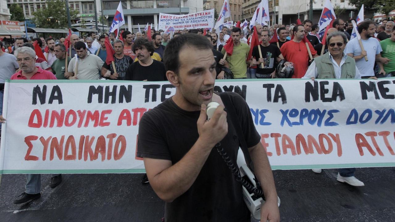 Proteste vor dem Parlament in Athen gegen weitere Reformen. Proteste vor dem Parlament in Athen gegen weitere Reformen.