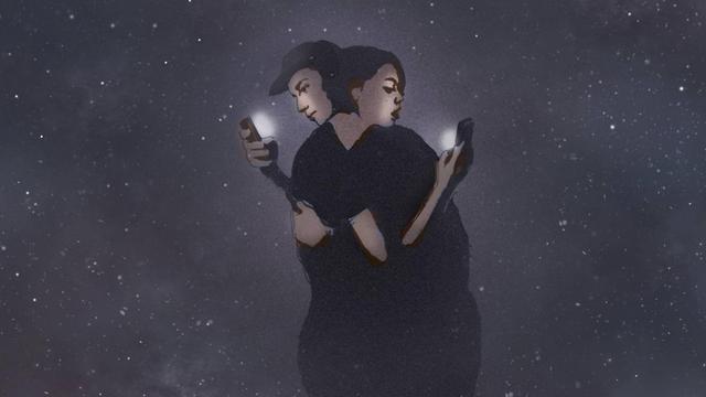 Junges Paar umarmt sich - abgelenkt von ihren Smartphones