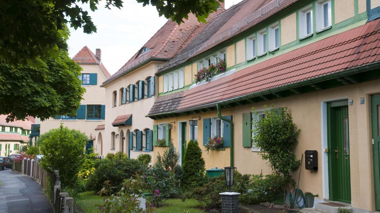 Die Gartenstadt Hellerau in Dresden. Häuser mit Gärten davor. Die Gartenstadt Hellerau in Dresden. Häuser mit Gärten davor.