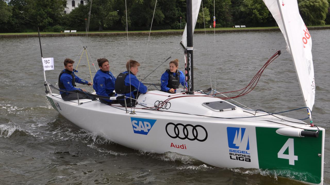 Eine Gruppe nimmt Teil an der erste Regatta der Segel-Bundesliga für Junioren.