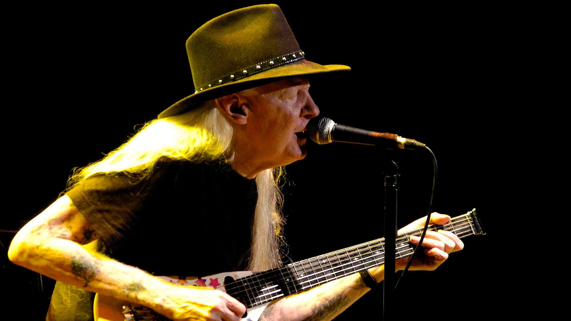Der Blues-Gitarrist Johnny Winter Der Blues-Gitarrist Johnny Winter