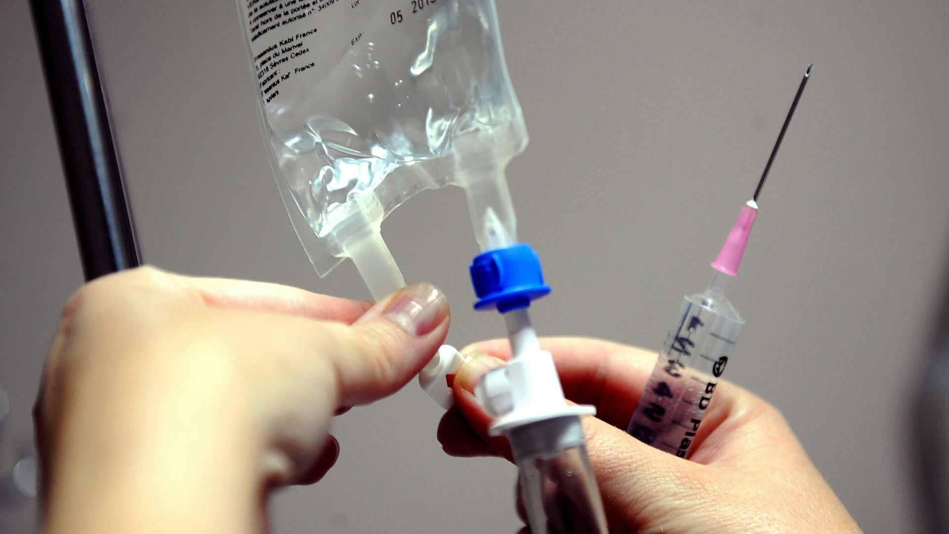 Debatte um Sterbehilfe: Eine Krankenschwester prüft eine Nährstoff-Ration für einen künstlich ernährten Patienten Debatte um Sterbehilfe: Eine Krankenschwester prüft eine Nährstoff-Ration für einen künstlich ernährten Patienten