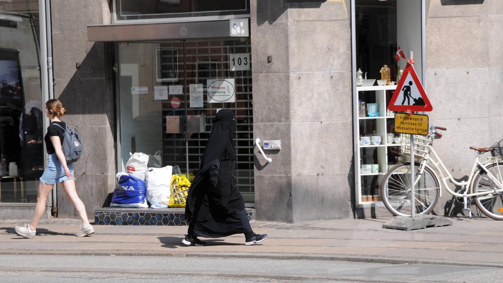 Frau in schwarzem Niqab in der dänischen Hauptstadt Copenhagen, Denmark 19 April 2018 Frau in schwarzem Niqab in der dänischen Hauptstadt Copenhagen, Denmark 19 April 2018