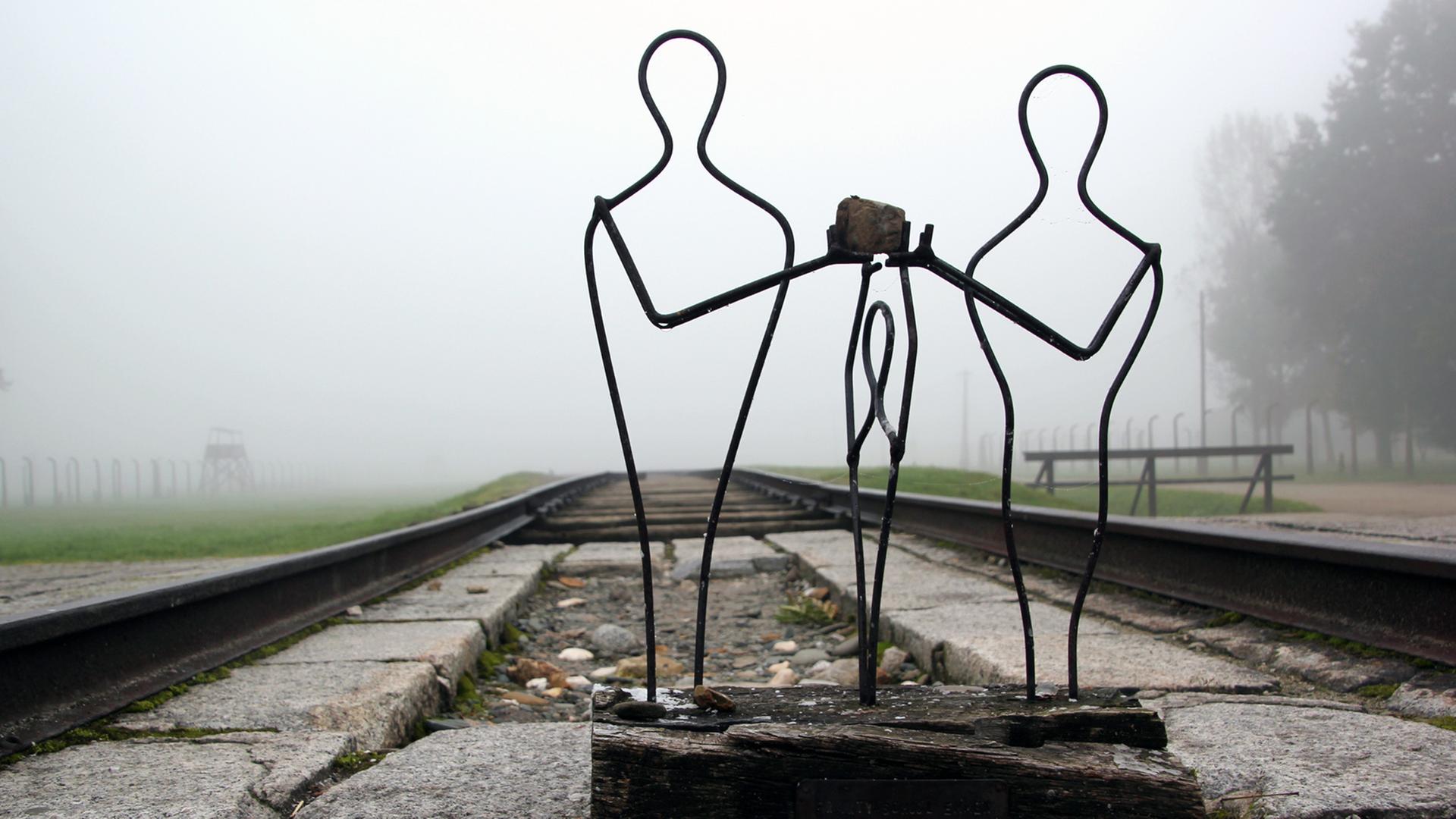 Am Ende des Gleises im Vernichtungslager Auschwitz-Birkenau steht eine Plastik, die an das Zerreißen der Familien auf der Rampe erinnert. Am Ende des Gleises im Vernichtungslager Auschwitz-Birkenau steht eine Plastik, die an das Zerreißen der Familien auf der Rampe erinnert.