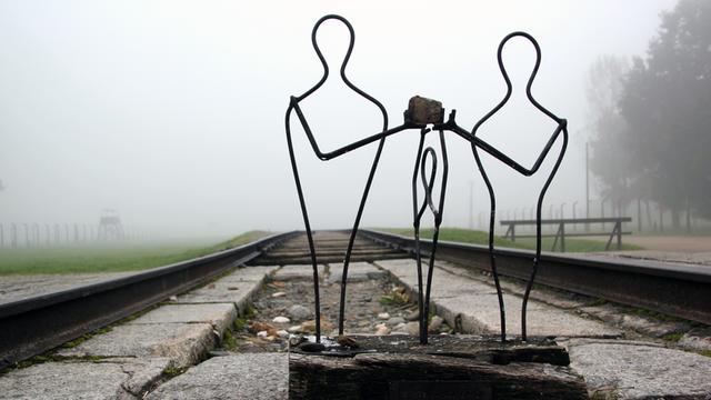 Am Ende des Gleises im Vernichtungslager Auschwitz-Birkenau steht eine Plastik, die an das Zerreißen der Familien auf der Rampe erinnert.