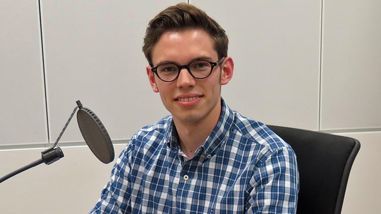 Patrick Wüstefeld, Jura-Student aus Bonn mit Auslandserfahrung an der Uni Breslau in Polen und Vorstandsmitglied von ESN (Erasmus Student Network), im Studio des Deutschlandfunks Patrick Wüstefeld, Jura-Student aus Bonn mit Auslandserfahrung an der Uni Breslau in Polen und Vorstandsmitglied von ESN (Erasmus Student Network), im Studio des Deutschlandfunks