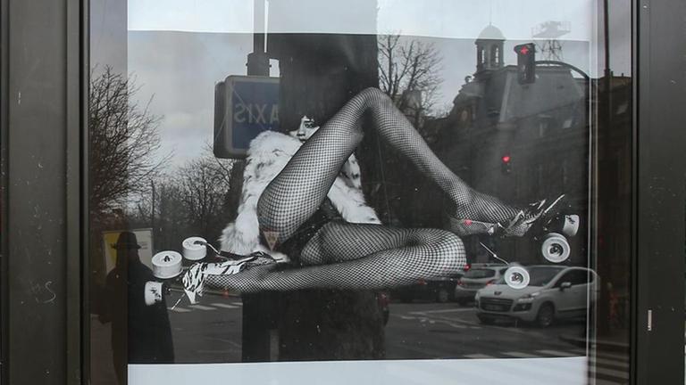 Die jüngste Plakatkampagne des französischen Modehauses Yves Saint Laurent zeigte schlanke Frauen in Netzstrumpfhosen, hochhackigen Rollschuhen und knappen Bodys. Die Models posierten mit hochgerecktem Hinterteil, wirkten dürr, devot und stark sexualisiert Die jüngste Plakatkampagne des französischen Modehauses Yves Saint Laurent zeigte schlanke Frauen in Netzstrumpfhosen, hochhackigen Rollschuhen und knappen Bodys. Die Models posierten mit hochgerecktem Hinterteil, wirkten dürr, devot und stark sexualisiert