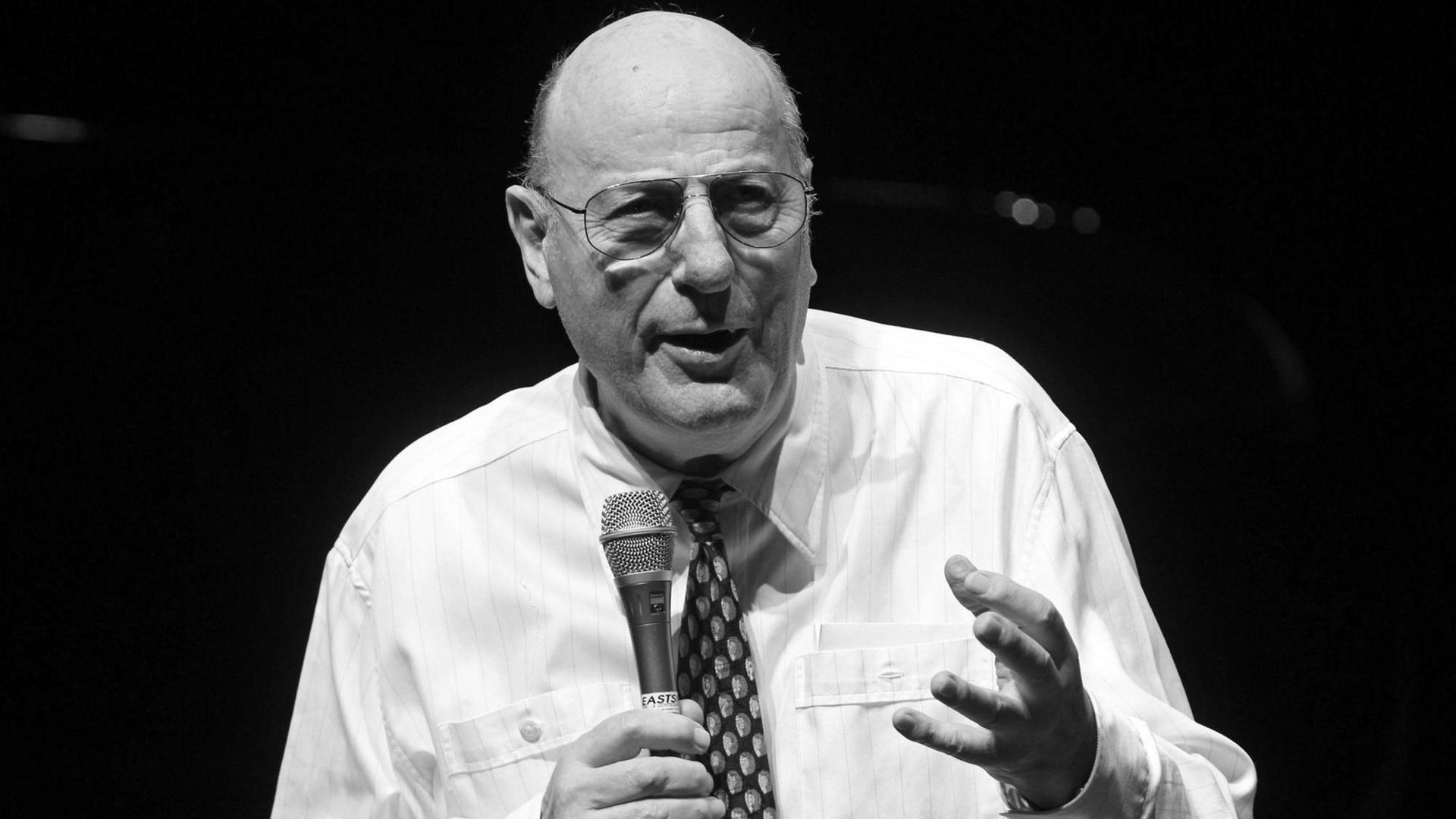 Der Schauspieler, Sänger und Schriftsteller Manfred Krug bei einem Auftritt im Leipziger Gewandhaus im Januar 2016. Der Schauspieler, Sänger und Schriftsteller Manfred Krug bei einem Auftritt im Leipziger Gewandhaus im Januar 2016.