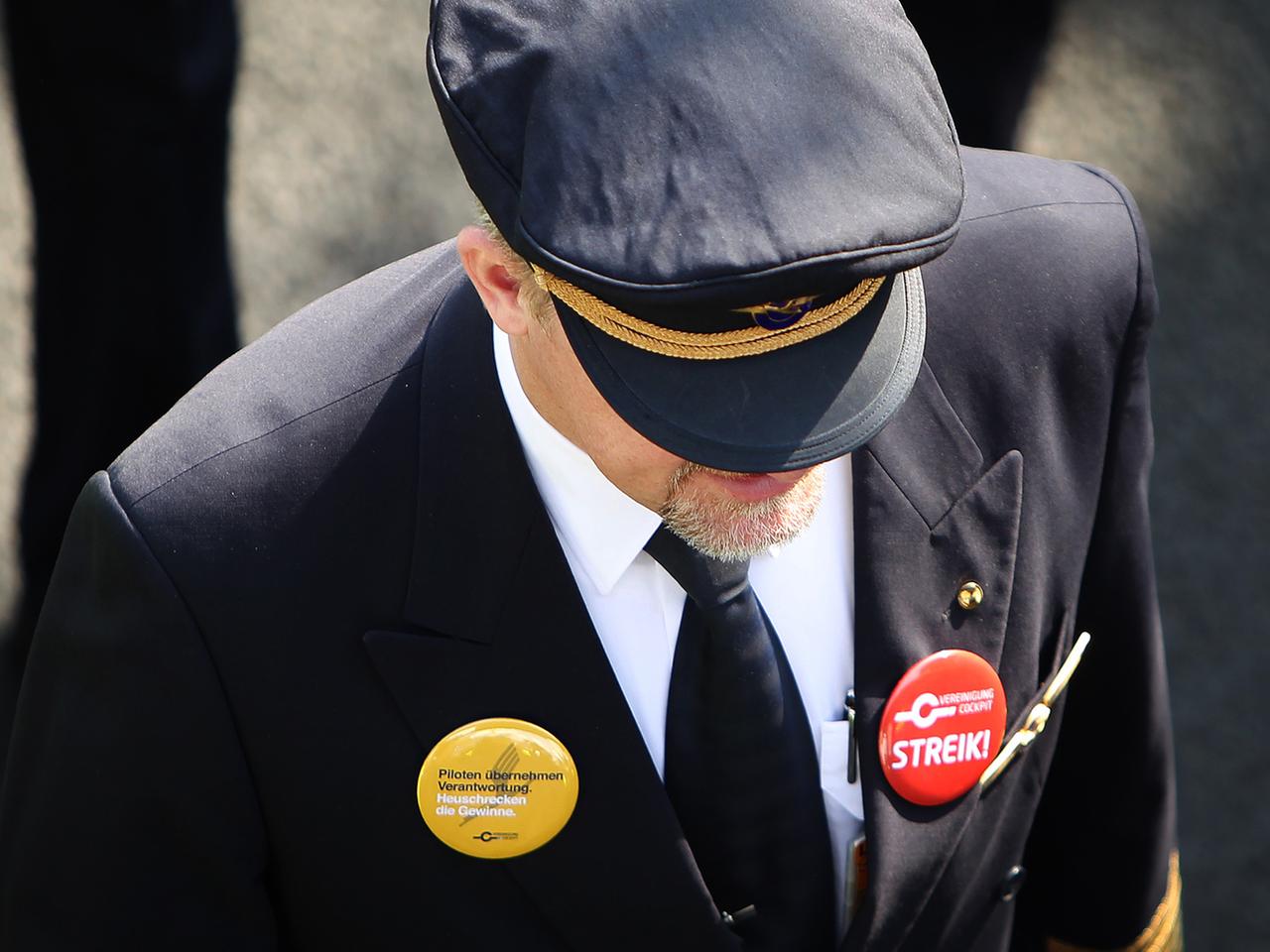 Ein streikender Lufthansa-Pilot im April 2014 in Frankfurt am Main Ein streikender Lufthansa-Pilot im April 2014 in Frankfurt am Main